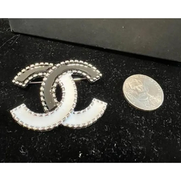 Chanel Interlocking CC Black & White on Silver Brooch Winter 2021 (CCXX018) - Picture 4 of 5
